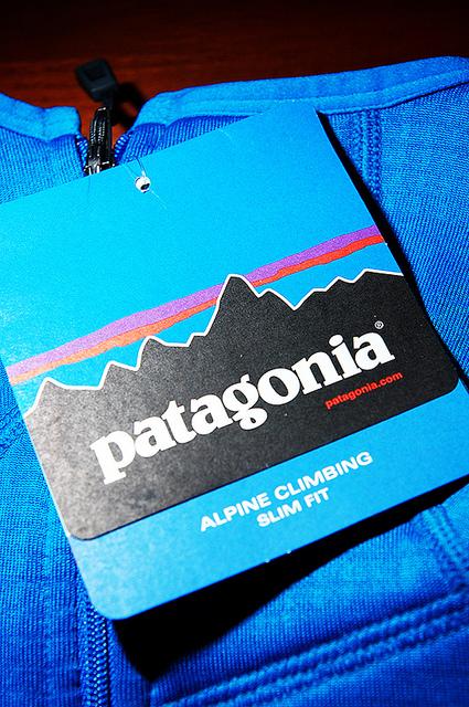 Patagonia(巴塔哥尼亞)R1拉鏈抓絨保暖衣開箱,R系列最經典