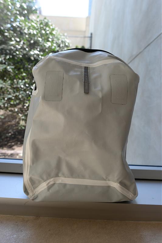 始祖鳥Veilance都市商務系列背包開箱，極簡主義的新選擇