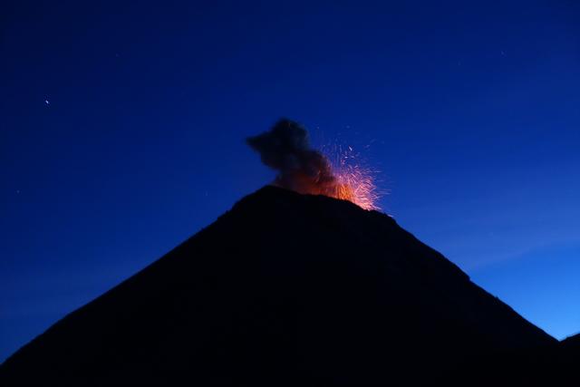 危地馬拉值得去的火山,富埃戈火山和阿卡特南戈火山