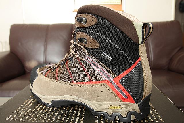 我的第一雙阿索羅Asolo戶外登山鞋開箱,還沒有穿出去實際評測