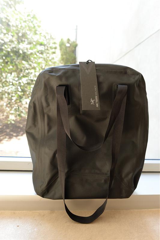 始祖鳥Veilance都市商務系列背包開箱，極簡主義的新選擇