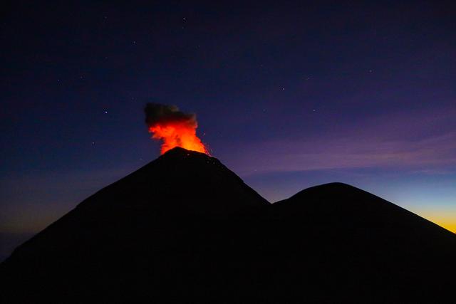 危地馬拉值得去的火山,富埃戈火山和阿卡特南戈火山