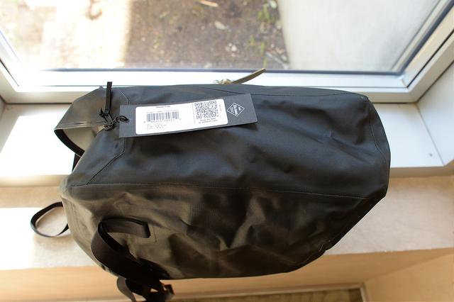 始祖鳥Veilance都市商務系列背包開箱，極簡主義的新選擇