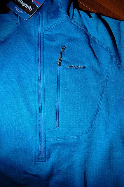Patagonia(巴塔哥尼亞)R1拉鏈抓絨保暖衣開箱,R系列最經典