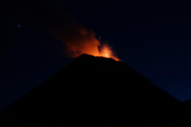 危地馬拉值得去的火山,富埃戈火山和阿卡特南戈火山
