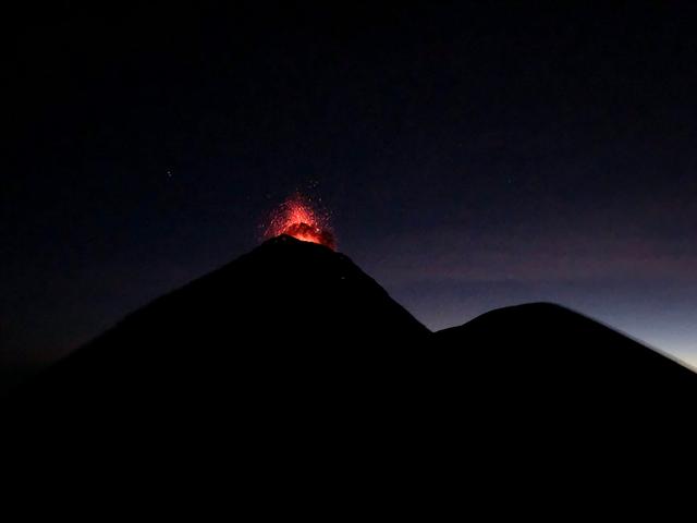 危地馬拉值得去的火山,富埃戈火山和阿卡特南戈火山