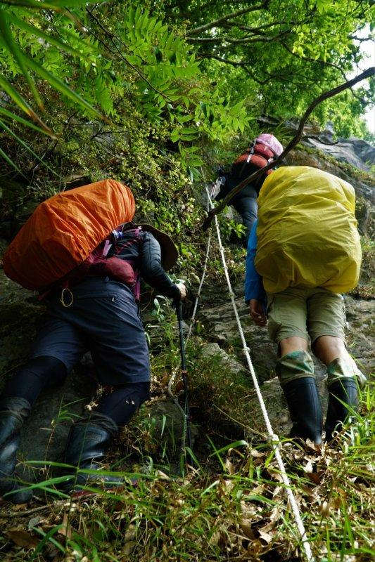 爬山除了穿登山鞋,還有人喜歡穿雨鞋