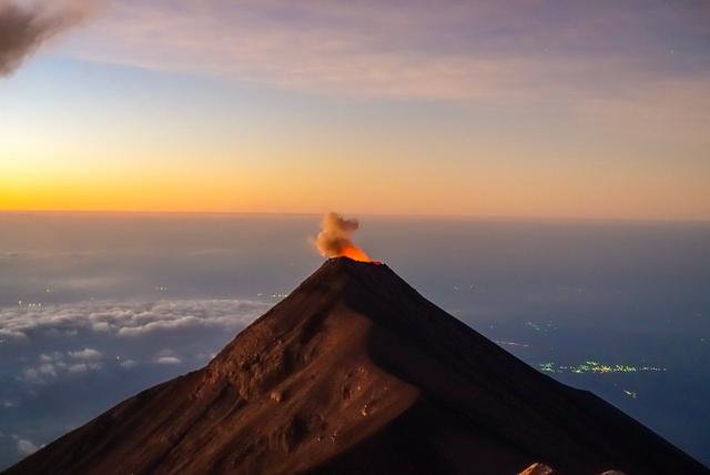危地馬拉值得去的火山,富埃戈火山和阿卡特南戈火山