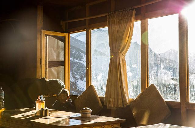 征服世界最高峰珠穆朗瑪峰，那些無人關(guān)注的夏爾巴向?qū)У墓适? width=