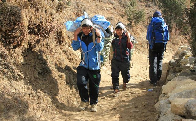 珠峰的向導與背夫,揭秘夏爾巴人的“特殊”日常生活