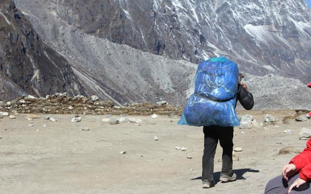 珠峰的向導與背夫,揭秘夏爾巴人的“特殊”日常生活