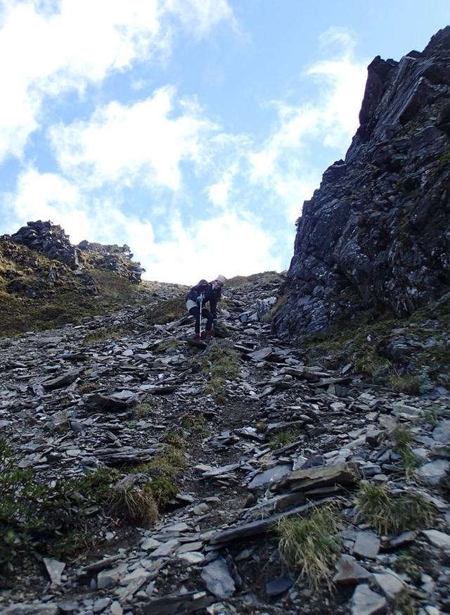 參加徒步登山活動后雙腿酸痛怎么辦,下山酸痛疲勞能預防