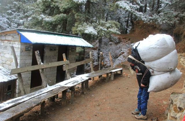 珠峰的向導與背夫,揭秘夏爾巴人的“特殊”日常生活