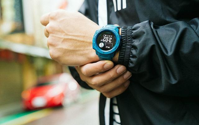 Garmin佳明instinct手表怎么樣，新款佳明手表開箱實戴分享