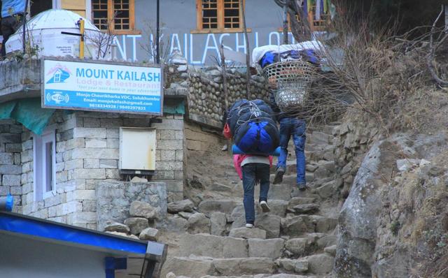 珠峰的向導與背夫,揭秘夏爾巴人的“特殊”日常生活