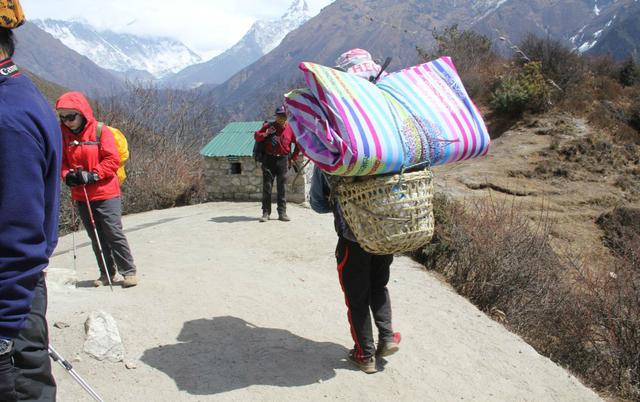 珠峰的向導與背夫,揭秘夏爾巴人的“特殊”日常生活