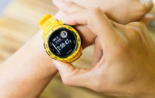 Garmin佳明instinct手表怎么樣，新款佳明手表開箱實戴分享