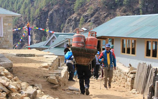 珠峰的向導與背夫,揭秘夏爾巴人的“特殊”日常生活