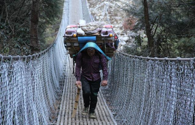 珠峰的向導與背夫,揭秘夏爾巴人的“特殊”日常生活