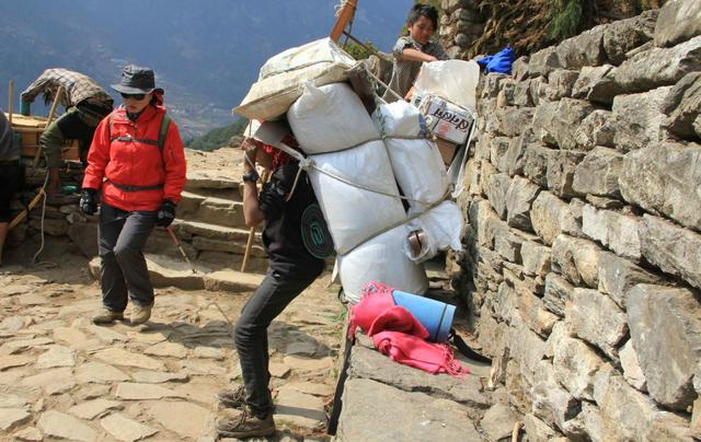 珠峰的向導與背夫,揭秘夏爾巴人的“特殊”日常生活