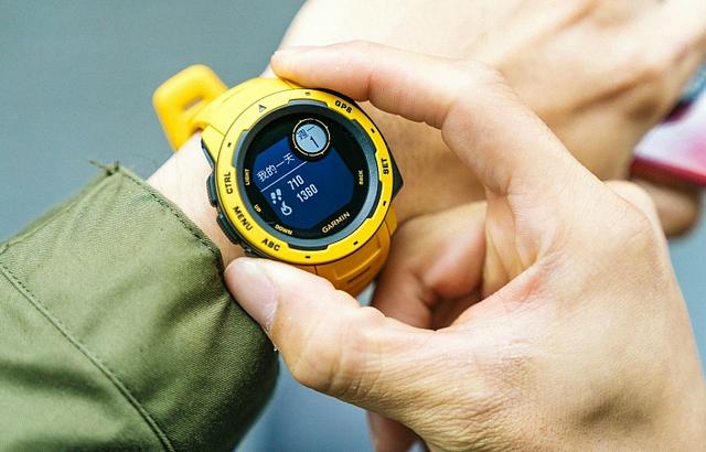Garmin佳明instinct手表怎么樣，新款佳明手表開箱實戴分享