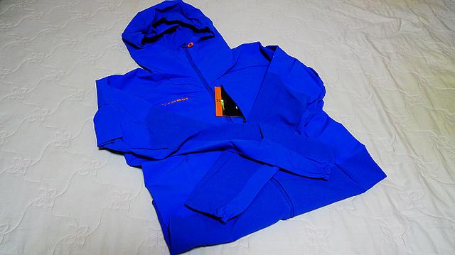 買了件Mammut猛犸象艾格極限軟殼,簡單開箱