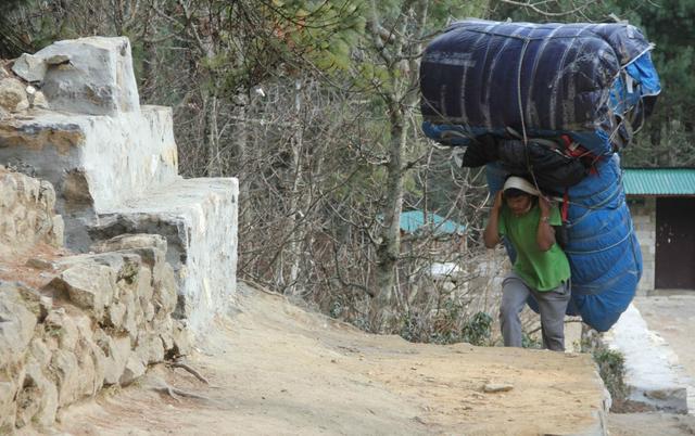 珠峰的向導與背夫,揭秘夏爾巴人的“特殊”日常生活