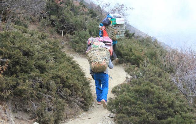 珠峰的向導與背夫,揭秘夏爾巴人的“特殊”日常生活