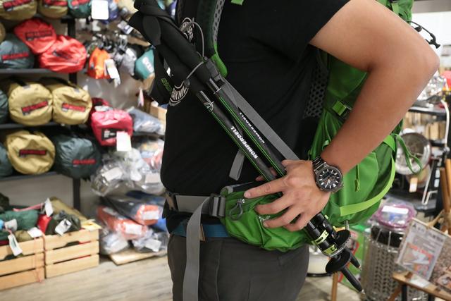 戶外小知識，登山杖要怎么收納在戶外背包里？