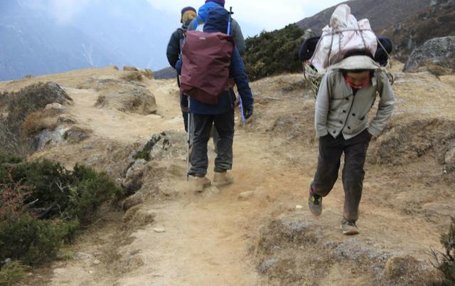 珠峰的向導與背夫,揭秘夏爾巴人的“特殊”日常生活