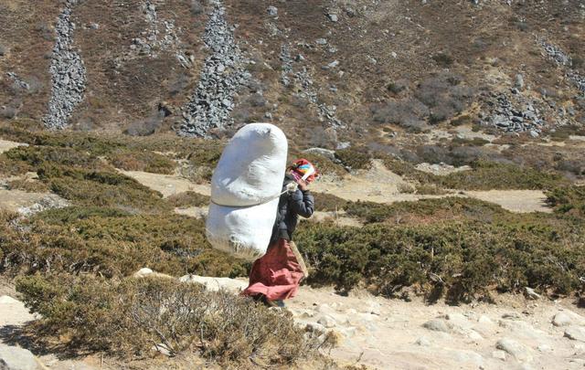 珠峰的向導與背夫,揭秘夏爾巴人的“特殊”日常生活