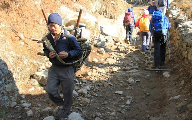 珠峰的向導與背夫,揭秘夏爾巴人的“特殊”日常生活