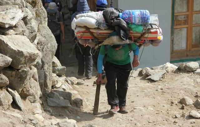 珠峰的向導與背夫,揭秘夏爾巴人的“特殊”日常生活