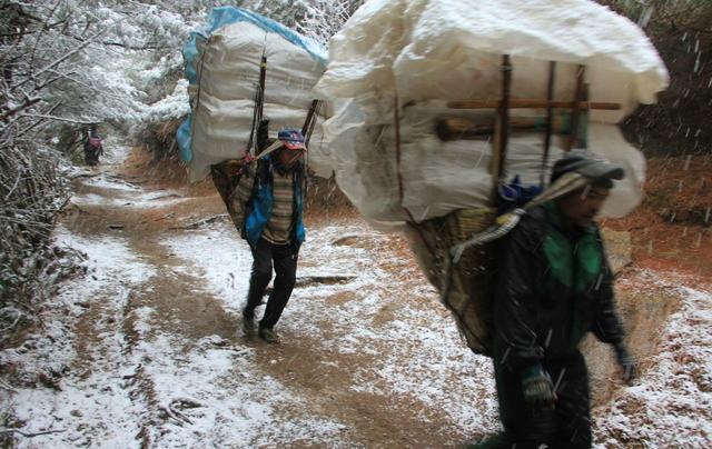 珠峰的向導與背夫,揭秘夏爾巴人的“特殊”日常生活