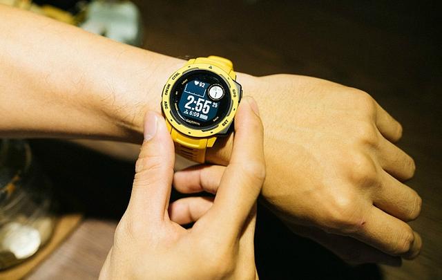Garmin佳明instinct手表怎么樣，新款佳明手表開箱實戴分享