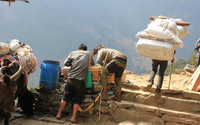 珠峰的向導與背夫,揭秘夏爾巴人的“特殊”日常生活