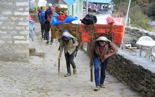 珠峰的向導與背夫,揭秘夏爾巴人的“特殊”日常生活
