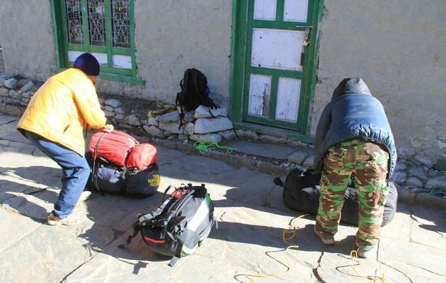 珠峰的向導與背夫,揭秘夏爾巴人的“特殊”日常生活