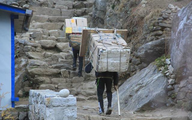 珠峰的向導與背夫,揭秘夏爾巴人的“特殊”日常生活