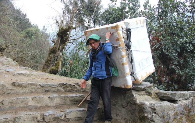 珠峰的向導與背夫,揭秘夏爾巴人的“特殊”日常生活