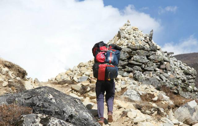 珠峰的向導與背夫,揭秘夏爾巴人的“特殊”日常生活