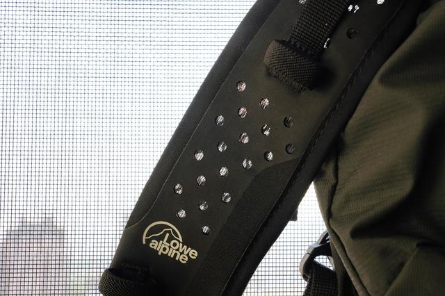 穿梭都市與戶外,英國戶外品牌Lowe Alpine多功能輕量背包實測