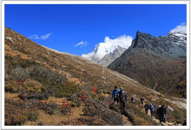 稻城亞丁牛奶海徒步攻略,探訪在海拔4500米的圣湖