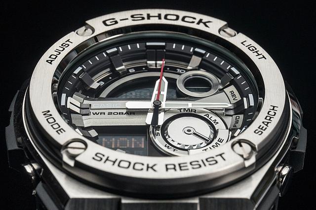 卡西歐G-SHOCK G-STEEL系列腕表，材質混搭金屬感之上