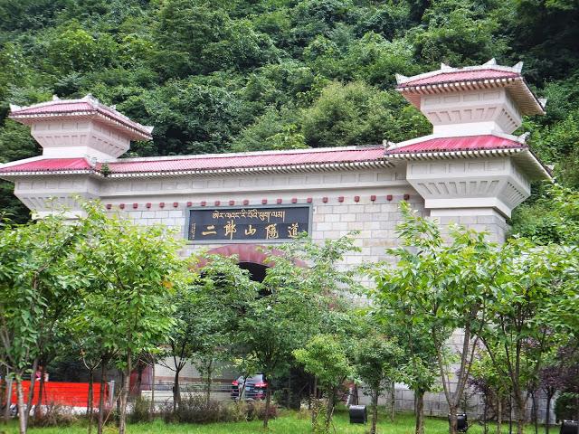 貢嘎穿越自助游攻略,貢嘎山下走一回