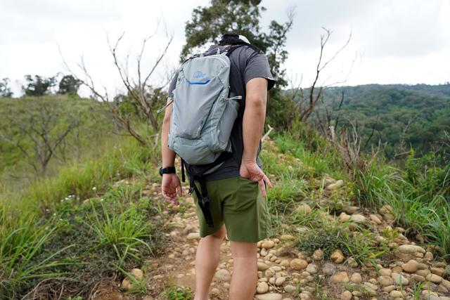 穿梭都市與戶外,英國戶外品牌Lowe Alpine多功能輕量背包實測