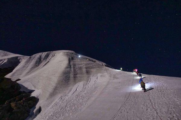 四川登山初體驗,登上海拔5588米貢嘎雪山那瑪峰