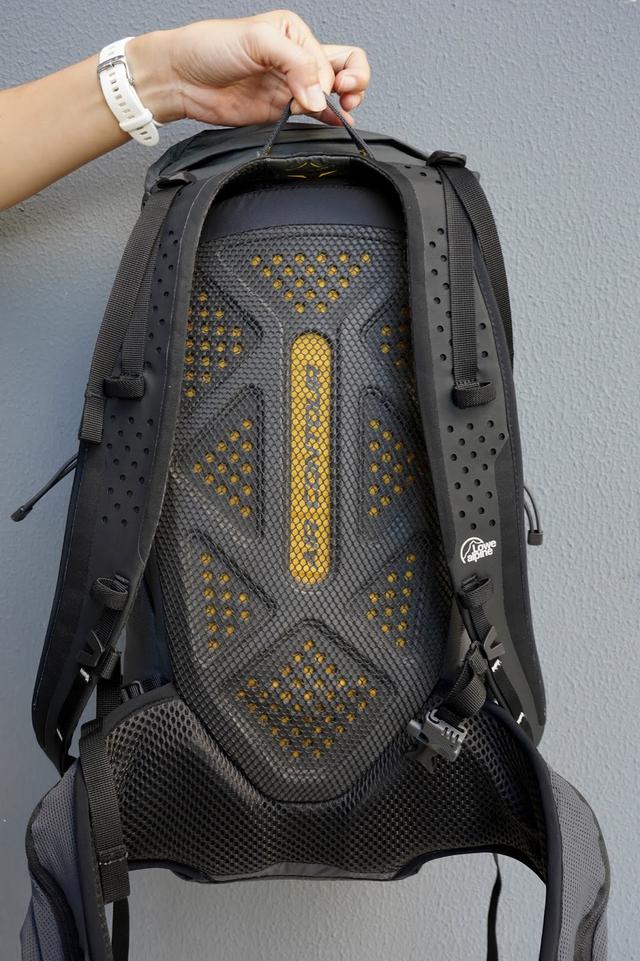 穿梭都市與戶外,英國戶外品牌Lowe Alpine多功能輕量背包實測