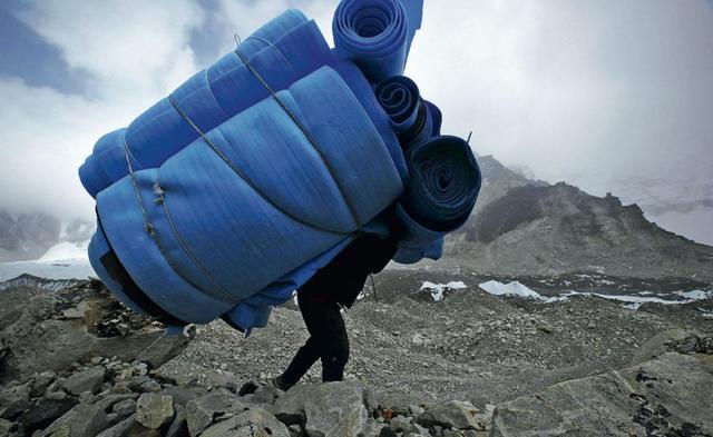 王石爬了幾次珠峰,世界之巔上的生意讓想做“王石”的人擠滿了珠峰