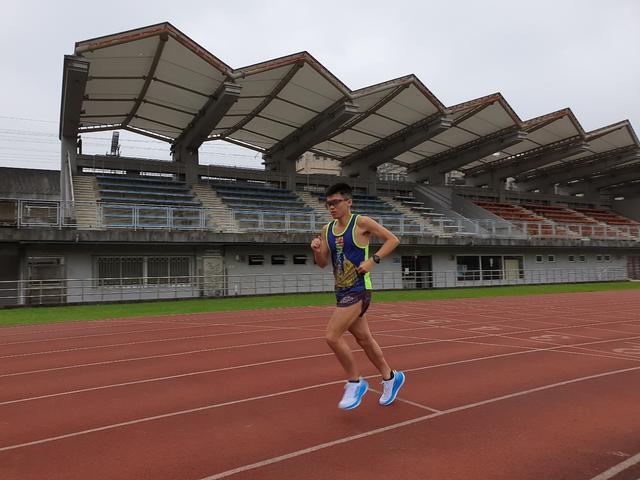 戶外跑步你擁有更輕量的選擇,HOKA ONE ONE CARBON X競速跑鞋